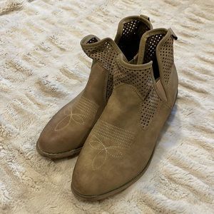 Women’s ankle booties